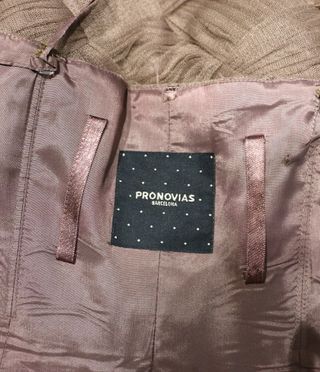 Vestido corto marrón con chal de tul