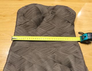 Vestido corto marrón con chal de tul