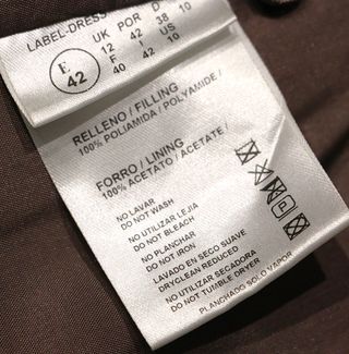 Vestido corto marrón con chal de tul