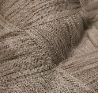 Vestido corto marrón con chal de tul