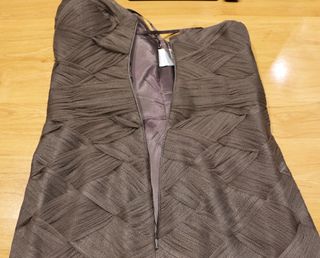 Vestido corto marrón con chal de tul