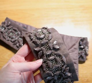 Vestido corto marrón con chal de tul