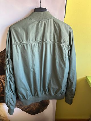 Cazadora bomber H&M verde oliva