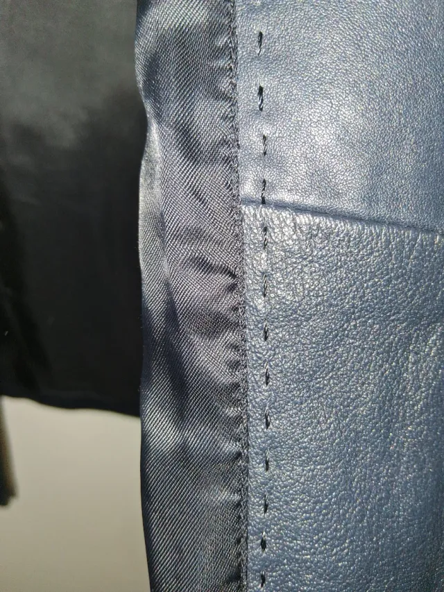 Chaqueta de piel azul oscura