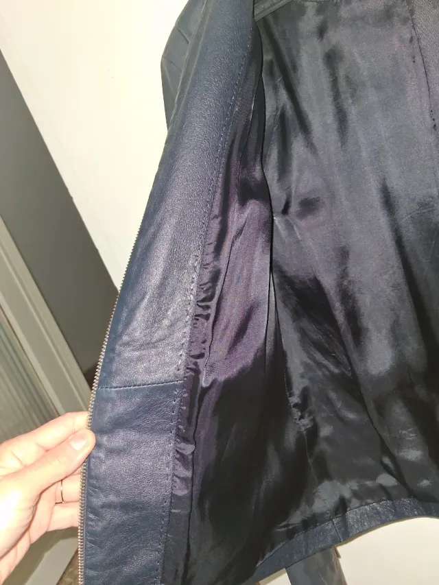 Chaqueta de piel azul oscura