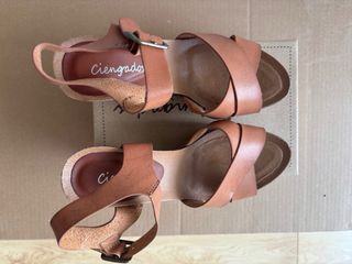 Sandalias de tacón marrón