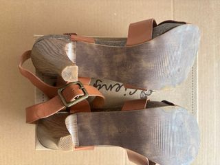 Sandalias de tacón marrón