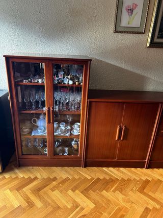 Aparador de madera con vitrina