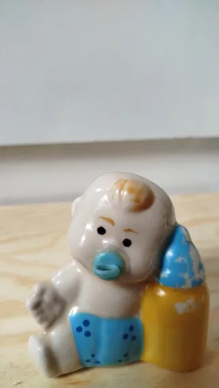 Statuetta Bambino con Biberon Ceramica