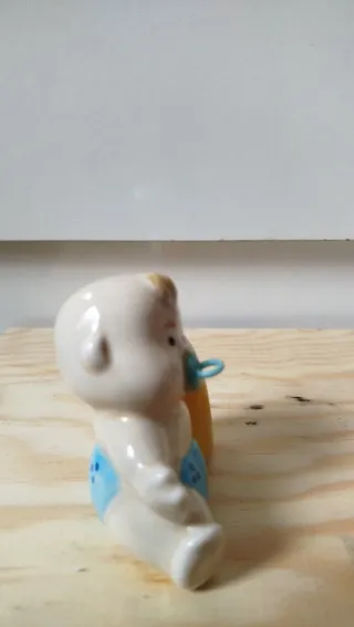 Statuetta Bambino con Biberon Ceramica