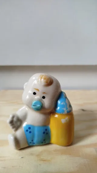 Statuetta Bambino con Biberon Ceramica