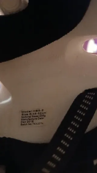 Casco infantil rosa con mariposas 48-52 cm