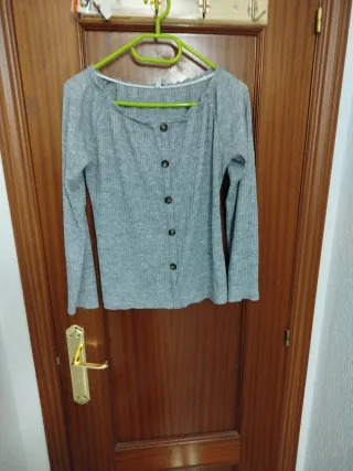 Camisa gris de manga larga con botones
