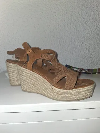 Cuñas de verano beige y marrón