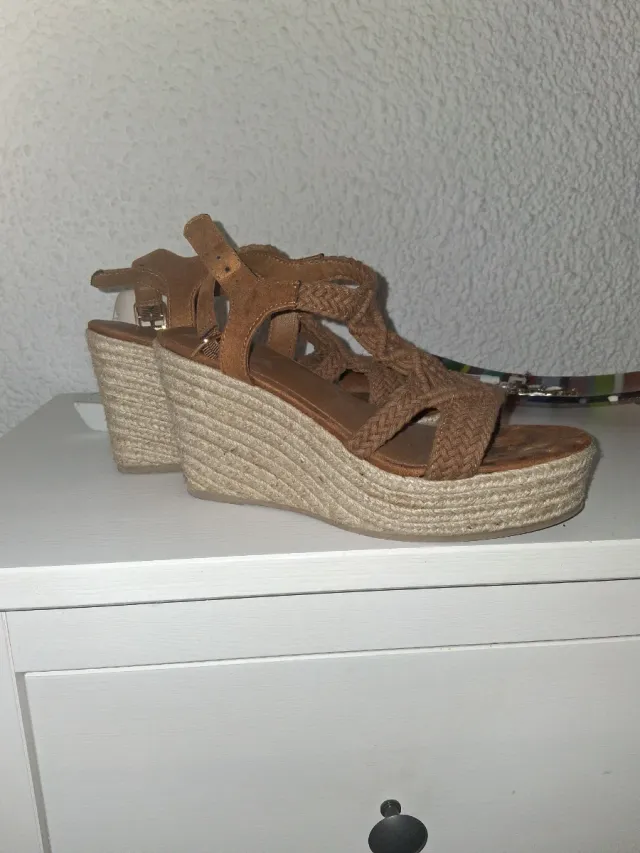 Cuñas de verano beige y marrón