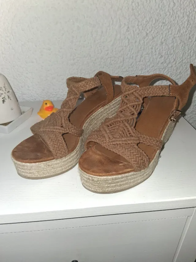 Cuñas de verano beige y marrón