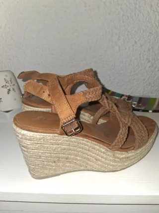 Cuñas de verano beige y marrón