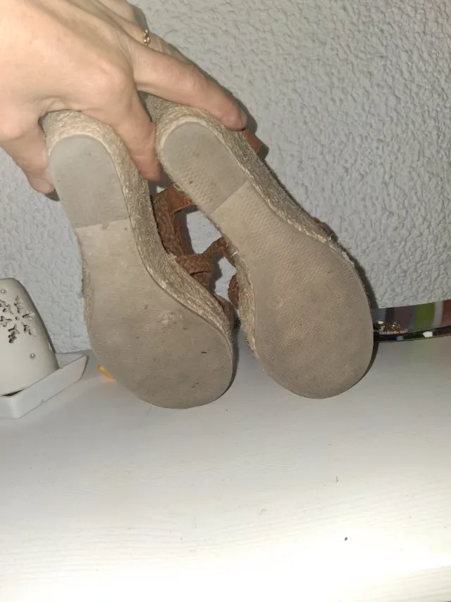 Cuñas de verano beige y marrón