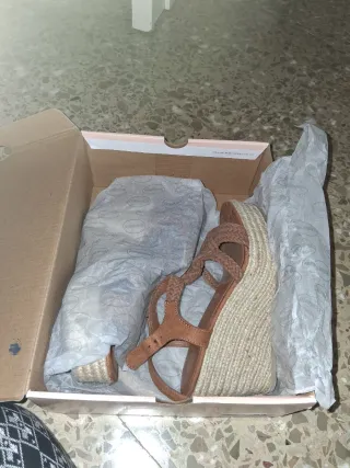 Cuñas de verano beige y marrón