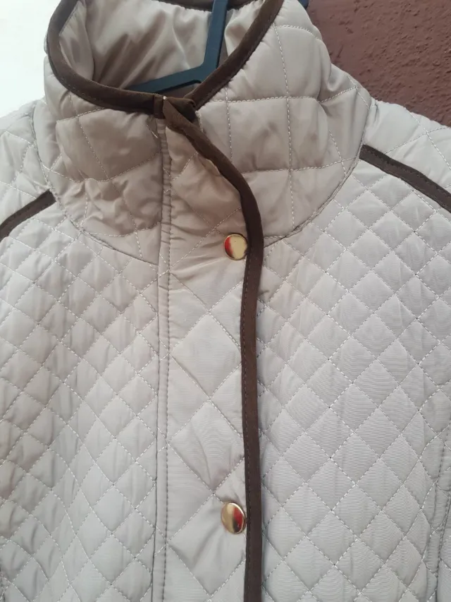 Chaqueta acolchada mujer beige
