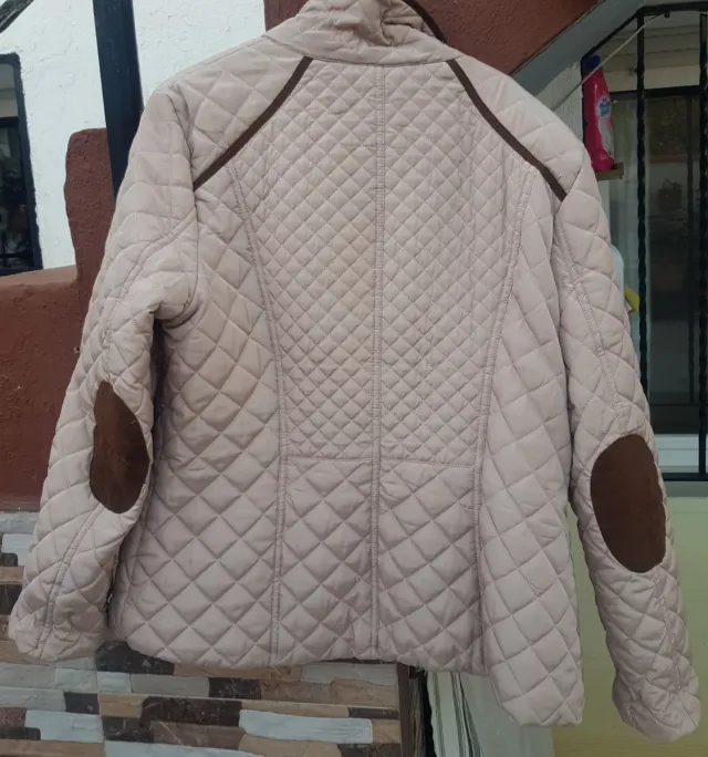 Chaqueta acolchada mujer beige