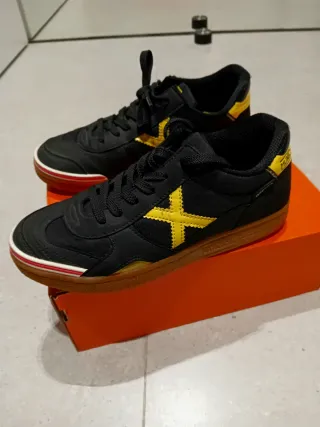 Zapatillas Munich Negras y Amarillas