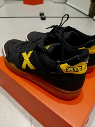 Zapatillas Munich Negras y Amarillas