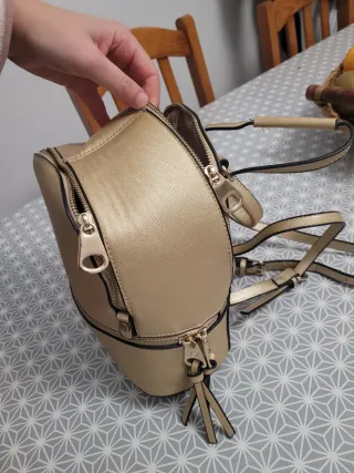 Mochila dorada mujer