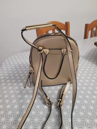 Mochila dorada mujer