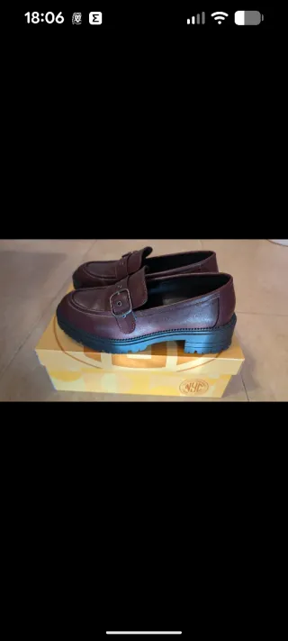 Mocasines burdeos con hebilla