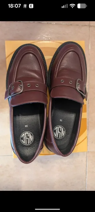 Mocasines burdeos con hebilla