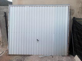 Puerta de garaje abatible