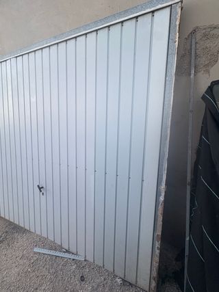Puerta de garaje abatible