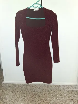 Vestido burdeos brillante manga larga