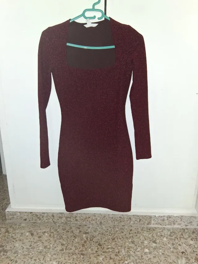 Vestido burdeos brillante manga larga