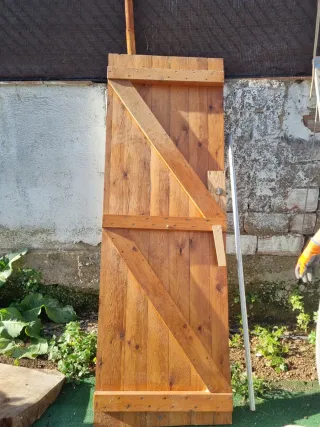 Puerta de madera rústica