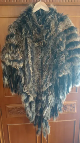 Capa de piel conejo, mofeta y cordero