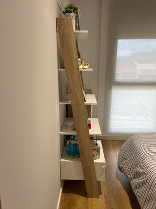 Estantería blanca y madera con cajón inferior.