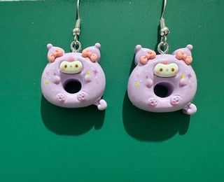 Pendientes de donut morados con lazos