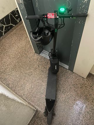 Patinete eléctrico negro acepto cambio