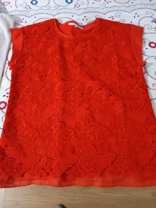 Blusa roja de encaje para mujer