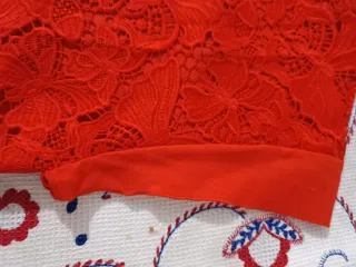 Blusa roja de encaje para mujer