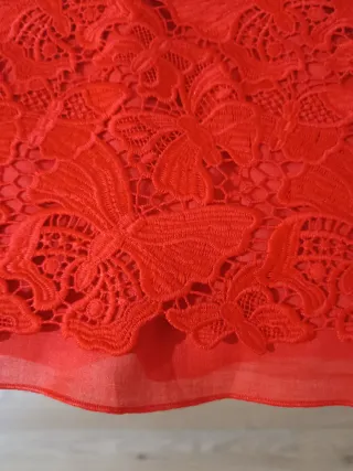 Blusa roja de encaje para mujer