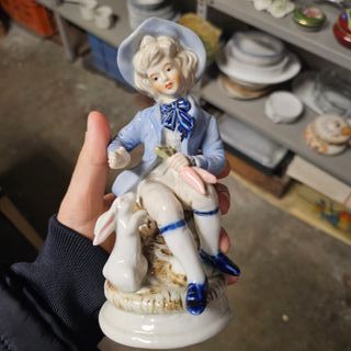 Scultura ceramica ragazzo con coniglio