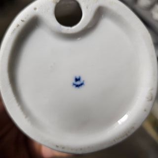 Scultura ceramica ragazzo con coniglio