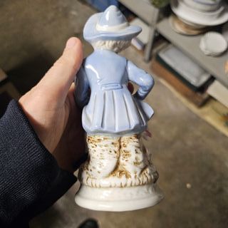 Scultura ceramica ragazzo con coniglio