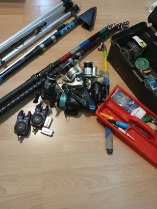 Equipo de pesca con cañas y carrete