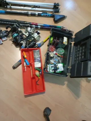 Equipo de pesca con cañas y carrete