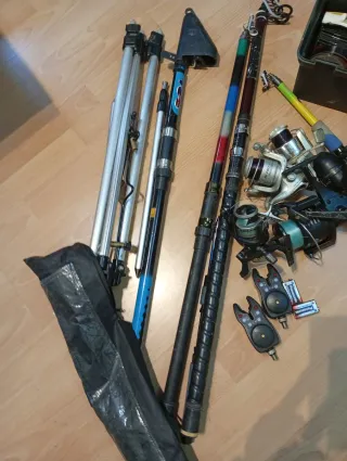 Equipo de pesca con cañas y carrete