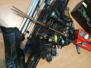 Equipo de pesca con cañas y carrete